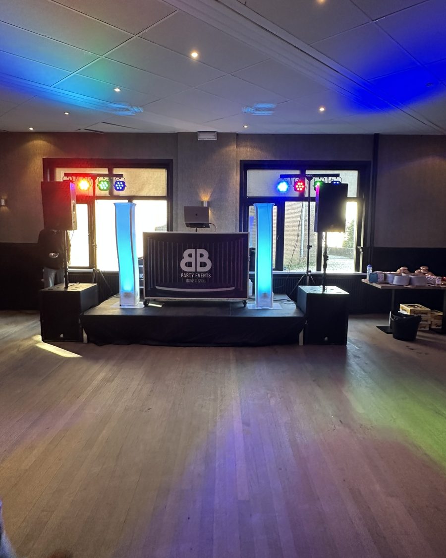 DJ-booth compact opgesteld in feestzaal