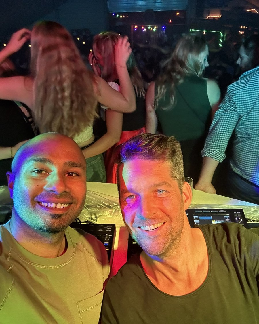 DJ Rosantos en DJ SAS-X met dansende gasten