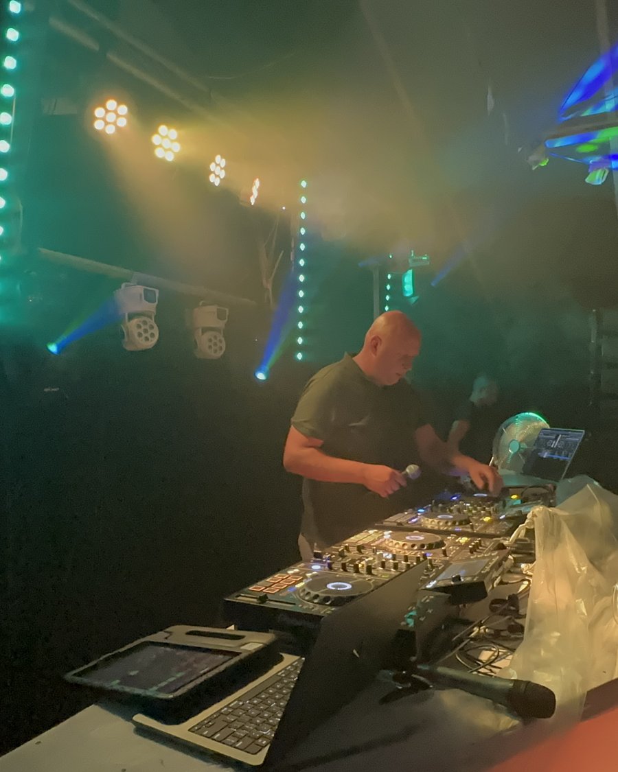 DJ SAS-X achter de draaitafels tijdens een feesttent-show